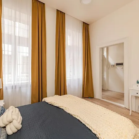 Luxury Huge - 92m2 - 3 Bedrooms - 3 Air Conditioners - Free Garage!!! * Budapest
