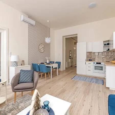 Apartment Luxury Huge - 92m2 - 3 Bedrooms - 3 Air Conditioners - Free Garage!!! Budapest